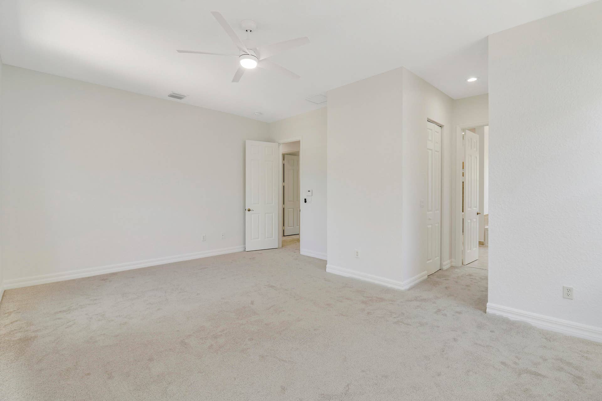 Master Bedroom w EnSuite Bath