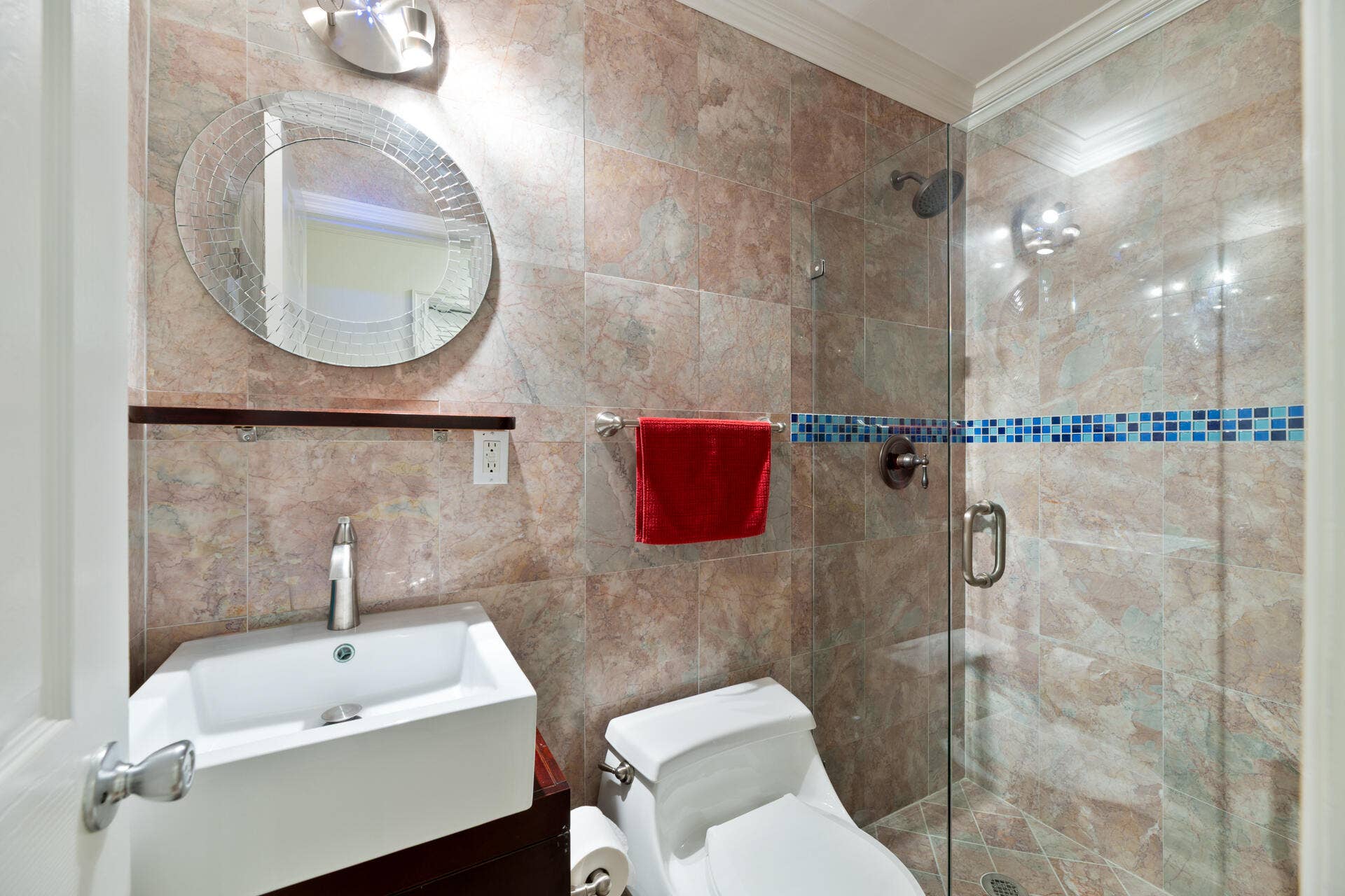 4621 NE 18TH Terrace, Fort Lauderdale, FL 33308 Main/hall bathroom
