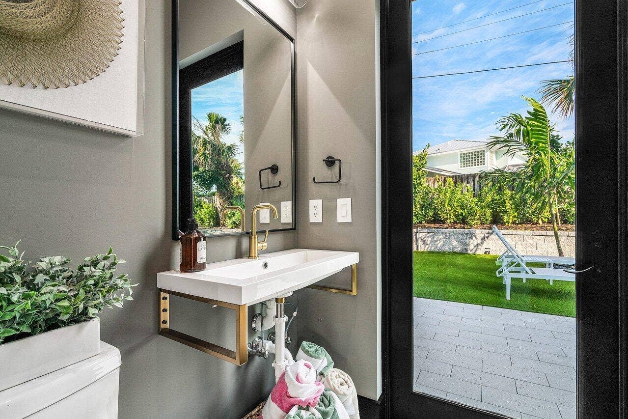13480 US HIGHWAY 1, Juno Beach, FL 33408 HALF BATH CABANA