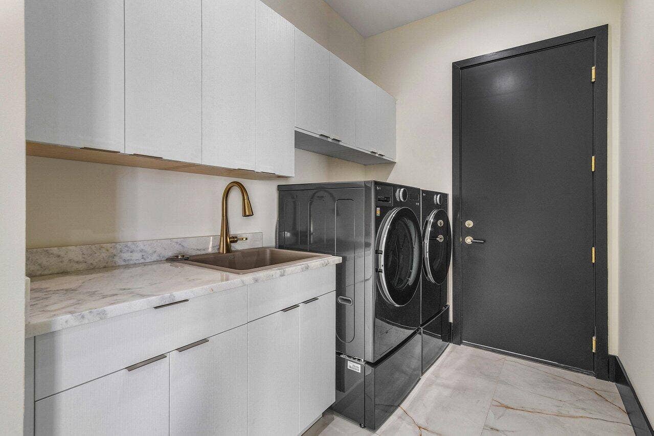 13480 US HIGHWAY 1, Juno Beach, FL 33408 LAUNDRY1