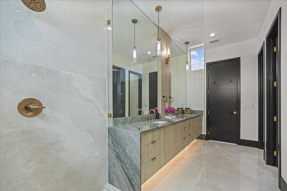 13480 US HIGHWAY 1, Juno Beach, FL 33408 MASTER BATH