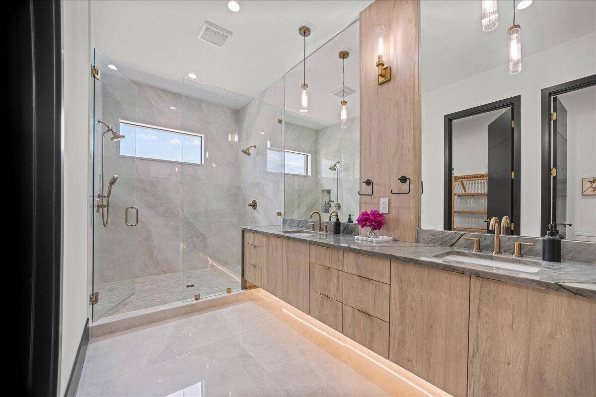 13480 US HIGHWAY 1, Juno Beach, FL 33408 MASTER BATH