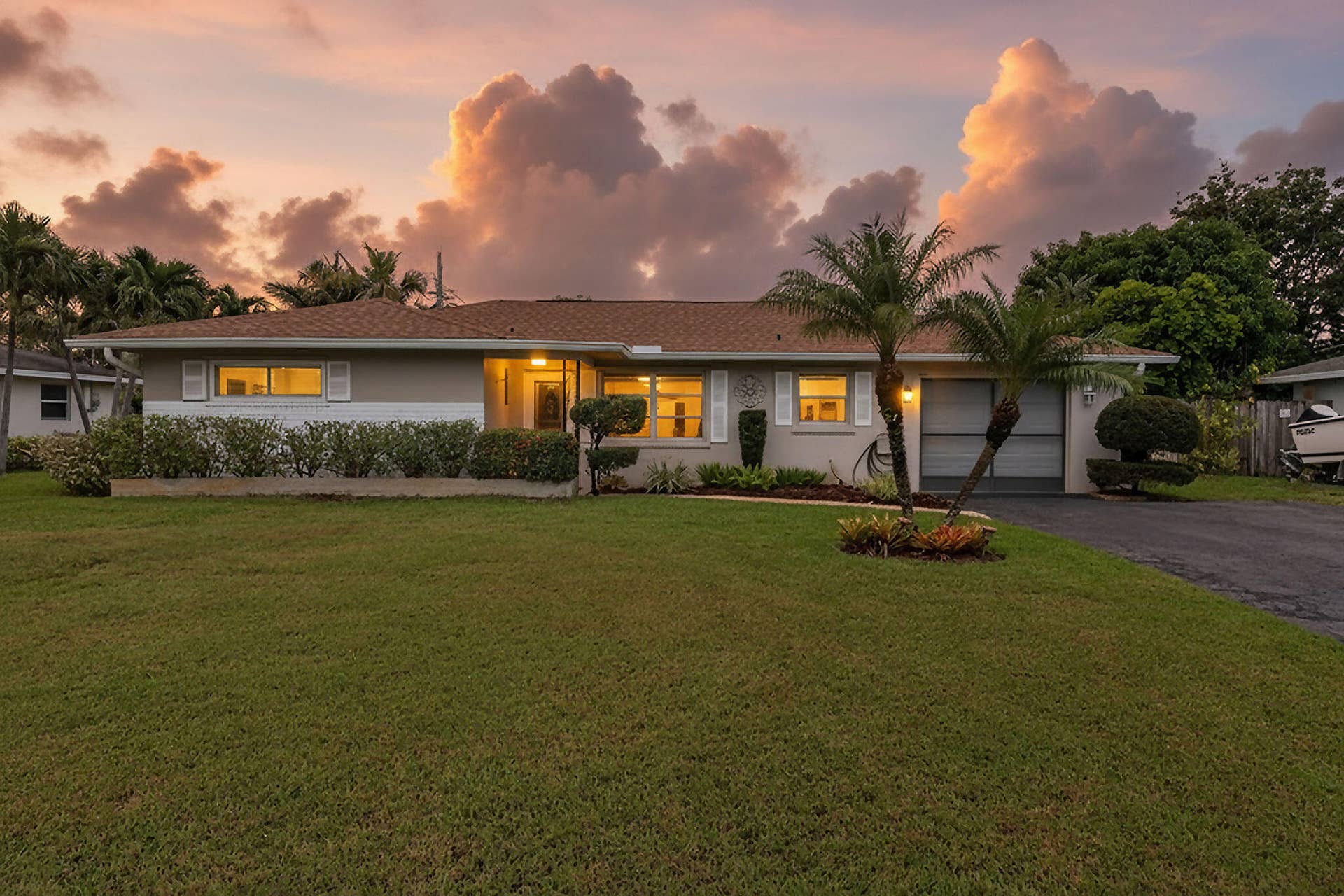 11 Windsor Road E, Jupiter, FL 33469 Twilight01