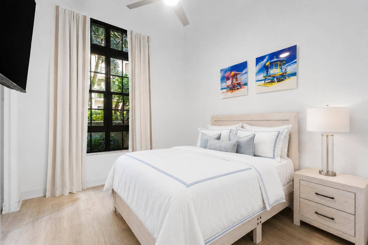 505-Guest Bedroom w/ 14' Ceilings