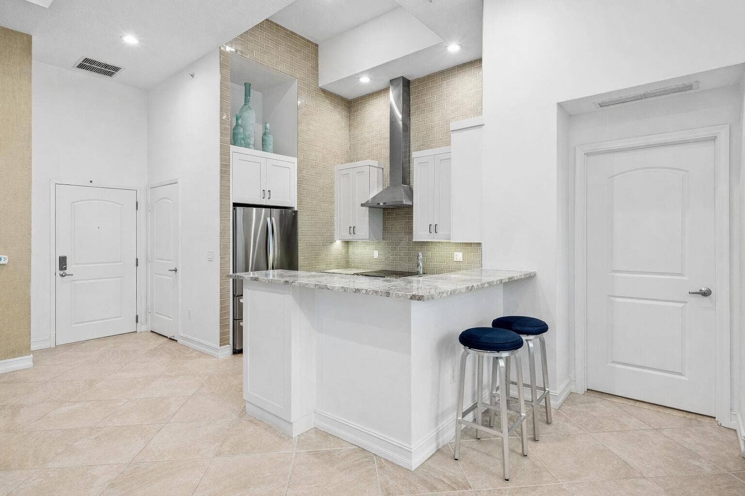 505-Renovated Kitchen w/ Bar Area