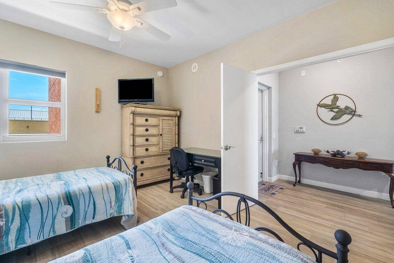 2640 Lake Shore Drive, #711, Riviera Beach, FL 33404 guest bed #2