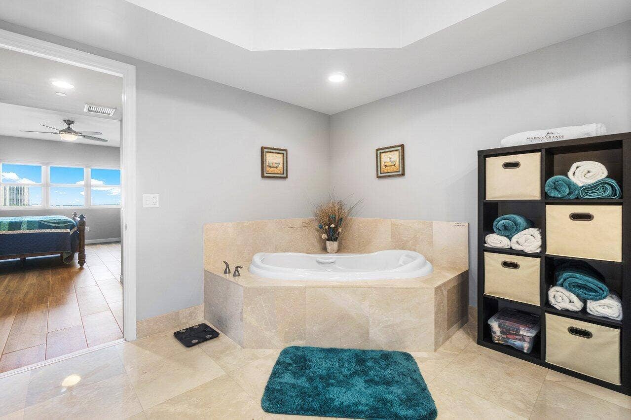 2640 Lake Shore Drive, #711, Riviera Beach, FL 33404 Jetted Spa Tub