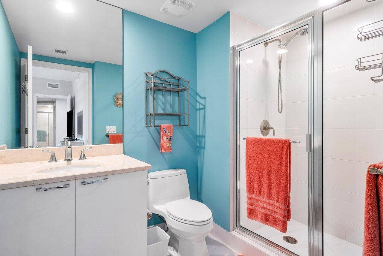 2640 Lake Shore Drive, #711, Riviera Beach, FL 33404 en suite bathroom