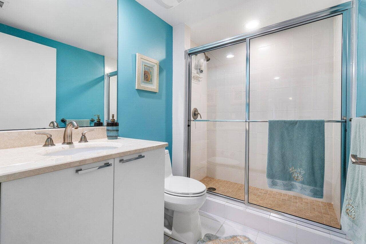 2640 Lake Shore Drive, #711, Riviera Beach, FL 33404 guest bath #2