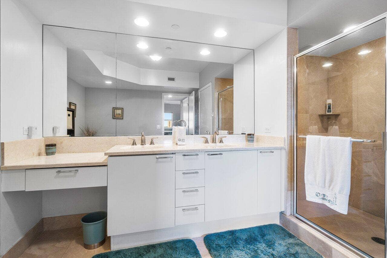 2640 Lake Shore Drive, #711, Riviera Beach, FL 33404 primary stand alone shower