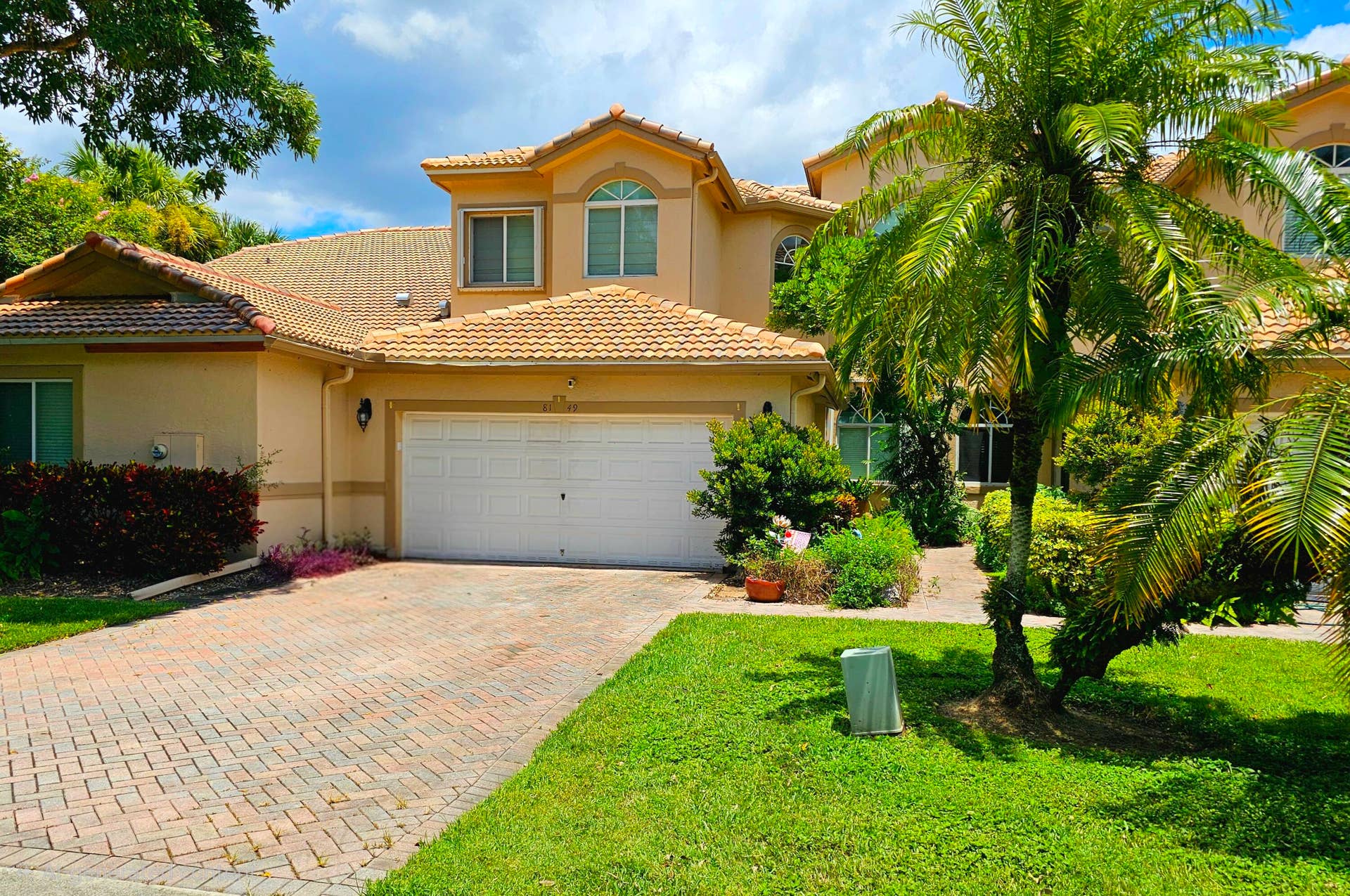 8149 MADISON LAKES Circle S, Davie, FL 33328 Front Garage