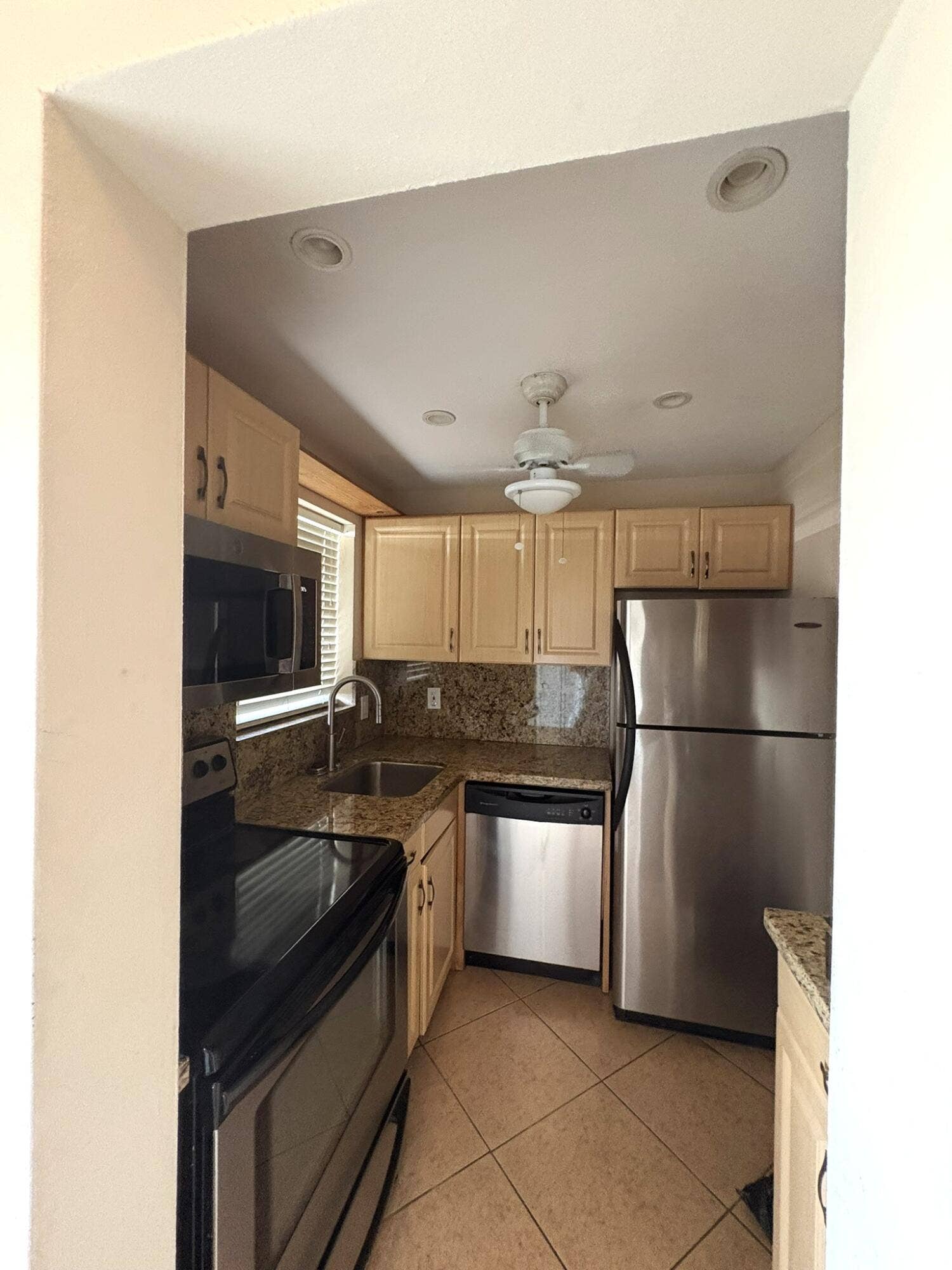2650 W GOLF Boulevard, #165, Pompano Beach, FL 33064 Kitchen with Stainless appliances
