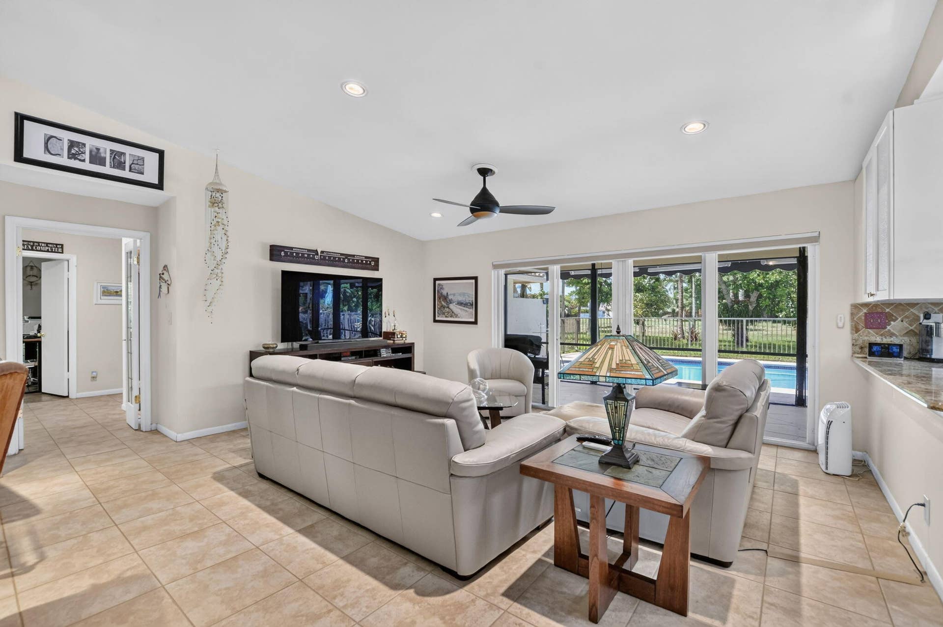 Vaulted ceiling with recessed lighting and ceiling fan