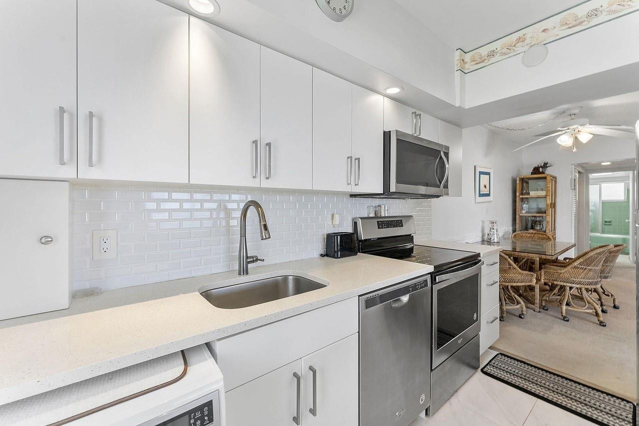 1470 S OCEAN Boulevard, #903, Pompano Beach, Lauderdale By The Sea, FL 33062 Kitchen and Dining area