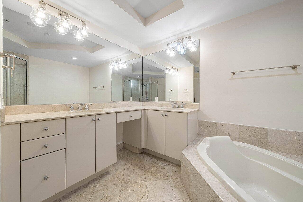 801 S Olive Avenue, #715, West Palm Beach, FL 33401 Roman tub with Shower