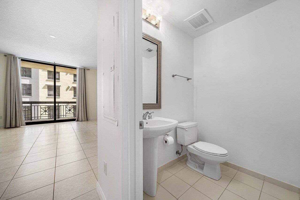801 S Olive Avenue, #715, West Palm Beach, FL 33401 Half bath
