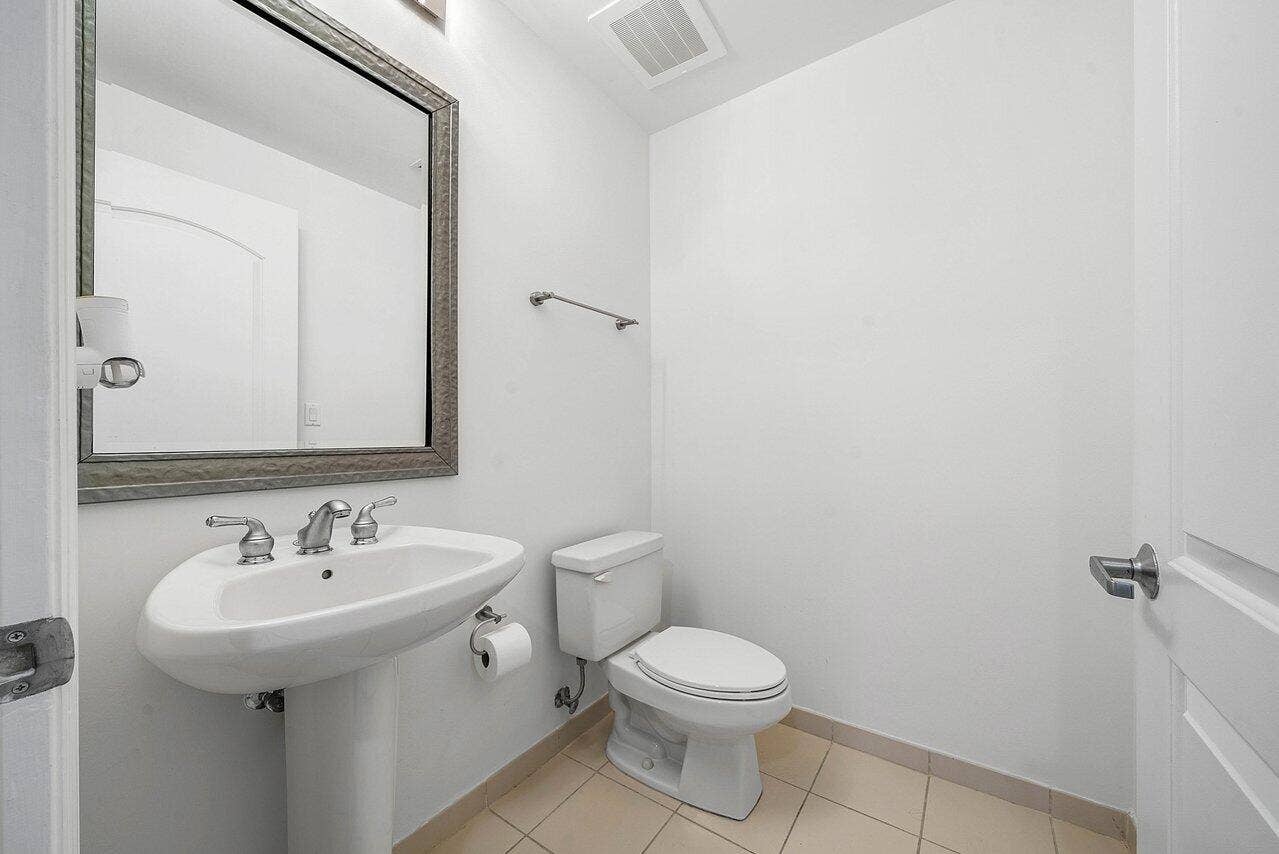 801 S Olive Avenue, #715, West Palm Beach, FL 33401 Half bath