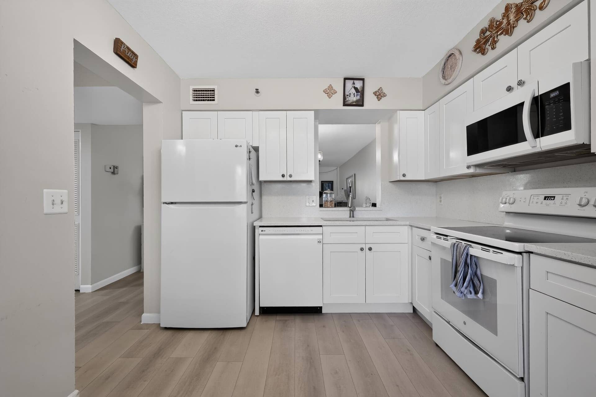 14527 BONAIRE Boulevard, #103, Delray Beach, FL 33446 16_14527_Bonaire_Blvd-Kitchen-0019