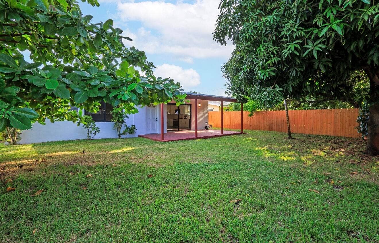 699 NE 40TH Street, Oakland Park, FL 33334 IMG_4701