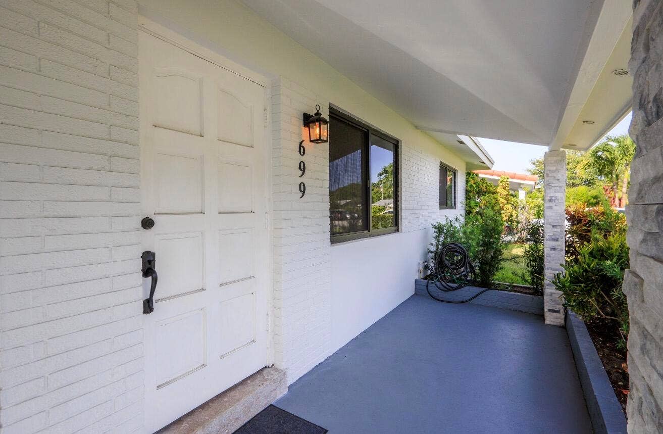 699 NE 40TH Street, Oakland Park, FL 33334 IMG_4698