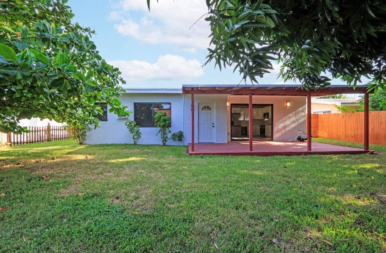 699 NE 40TH Street, Oakland Park, FL 33334 IMG_4702
