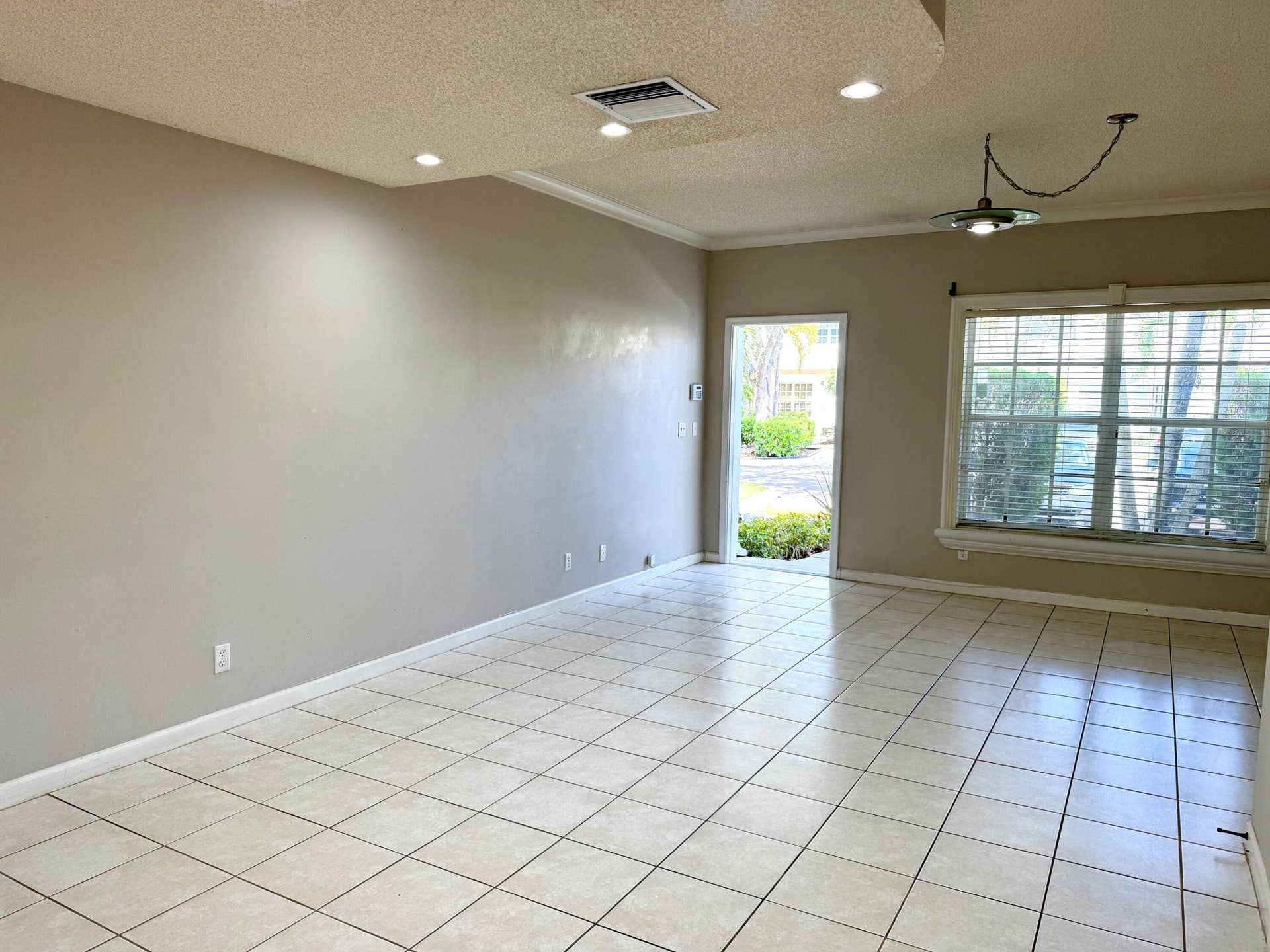 5662 NW 99TH Way, Coral Springs, FL 33076 Living Room
