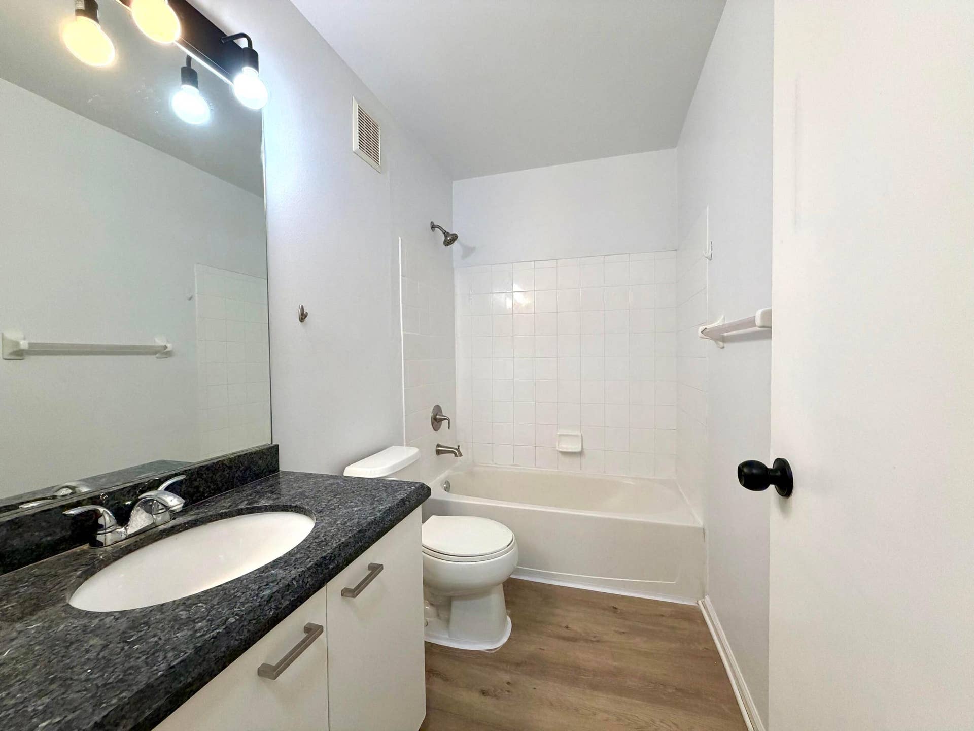 5662 NW 99TH Way, Coral Springs, FL 33076 Guest Bathroom