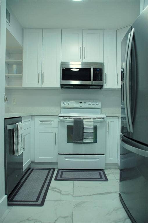 10700 NW 14th Street, #146, Plantation, FL 33322 SA - OV kitchen