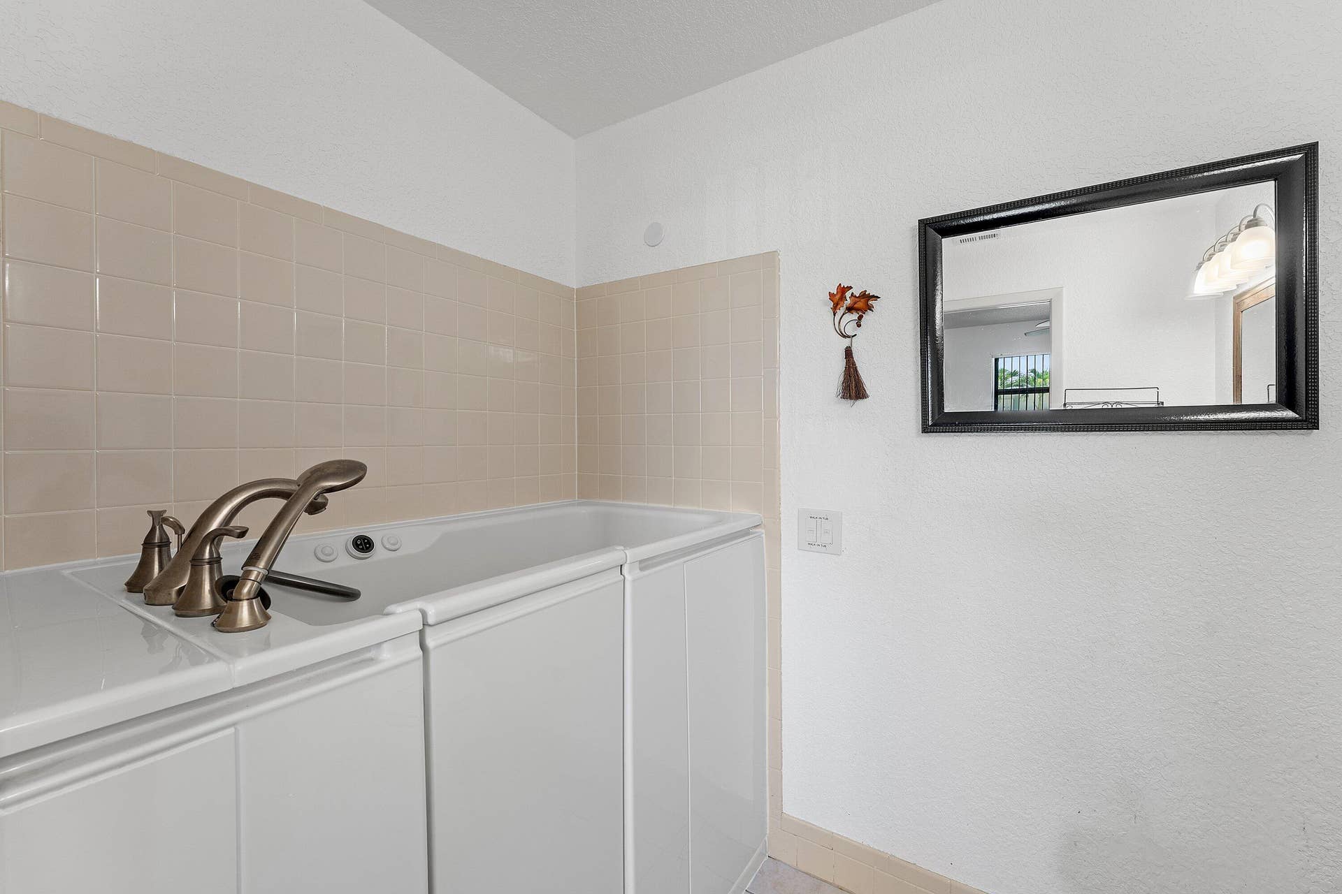 2638 GATELY Drive E, #125, West Palm Beach, FL 33415 walk in tub