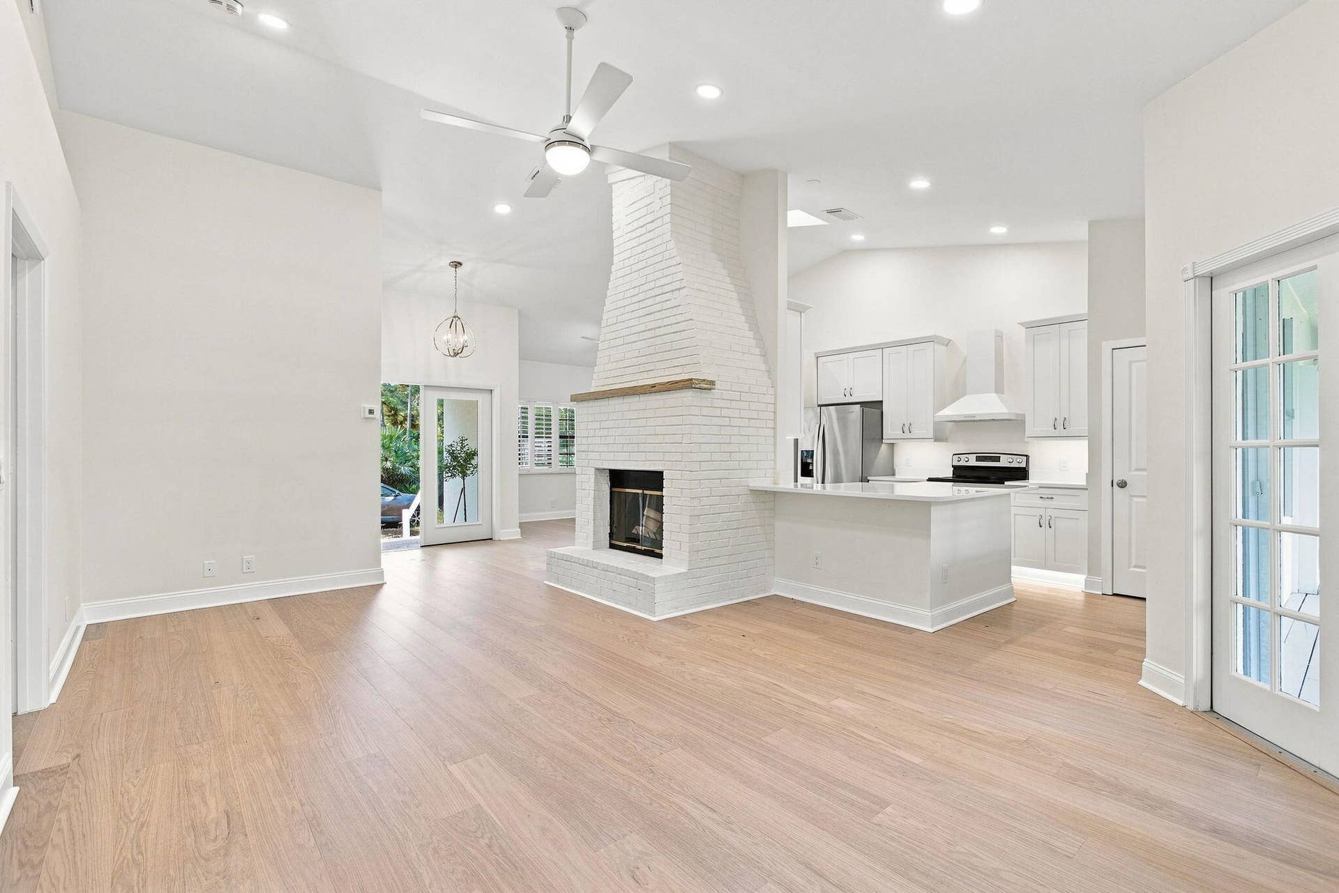 10681 154th Road N, Jupiter, FL 33478 Fireplace and New Kitchen