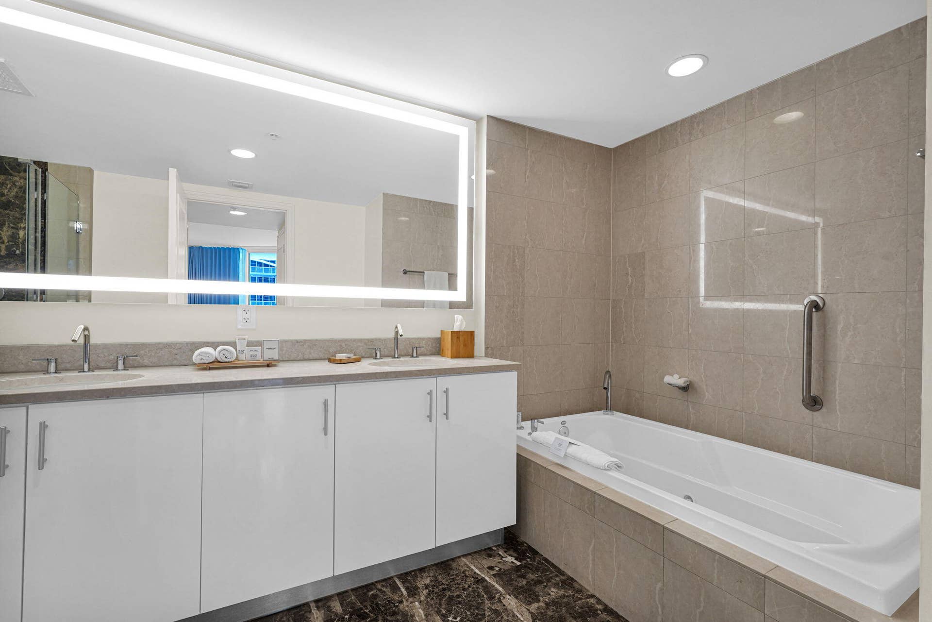 505 N FORT LAUDERDALE BEACH Boulevard, #1105, Fort Lauderdale, FL 33304 Dual Sinks Separate Shower and Tub