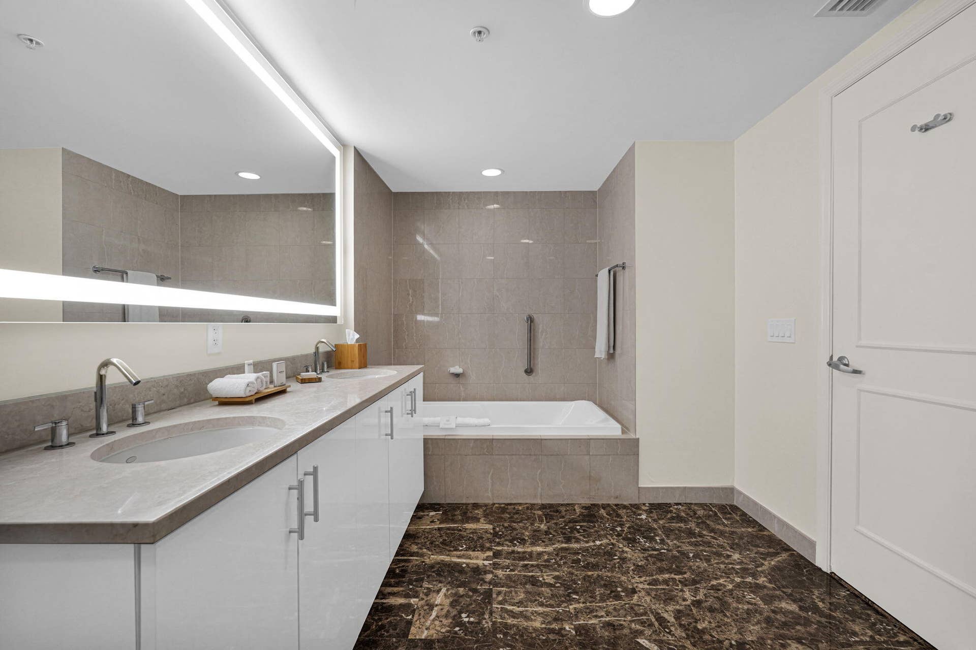 505 N FORT LAUDERDALE BEACH Boulevard, #1105, Fort Lauderdale, FL 33304 Dual Sinks Separate Shower and Tub