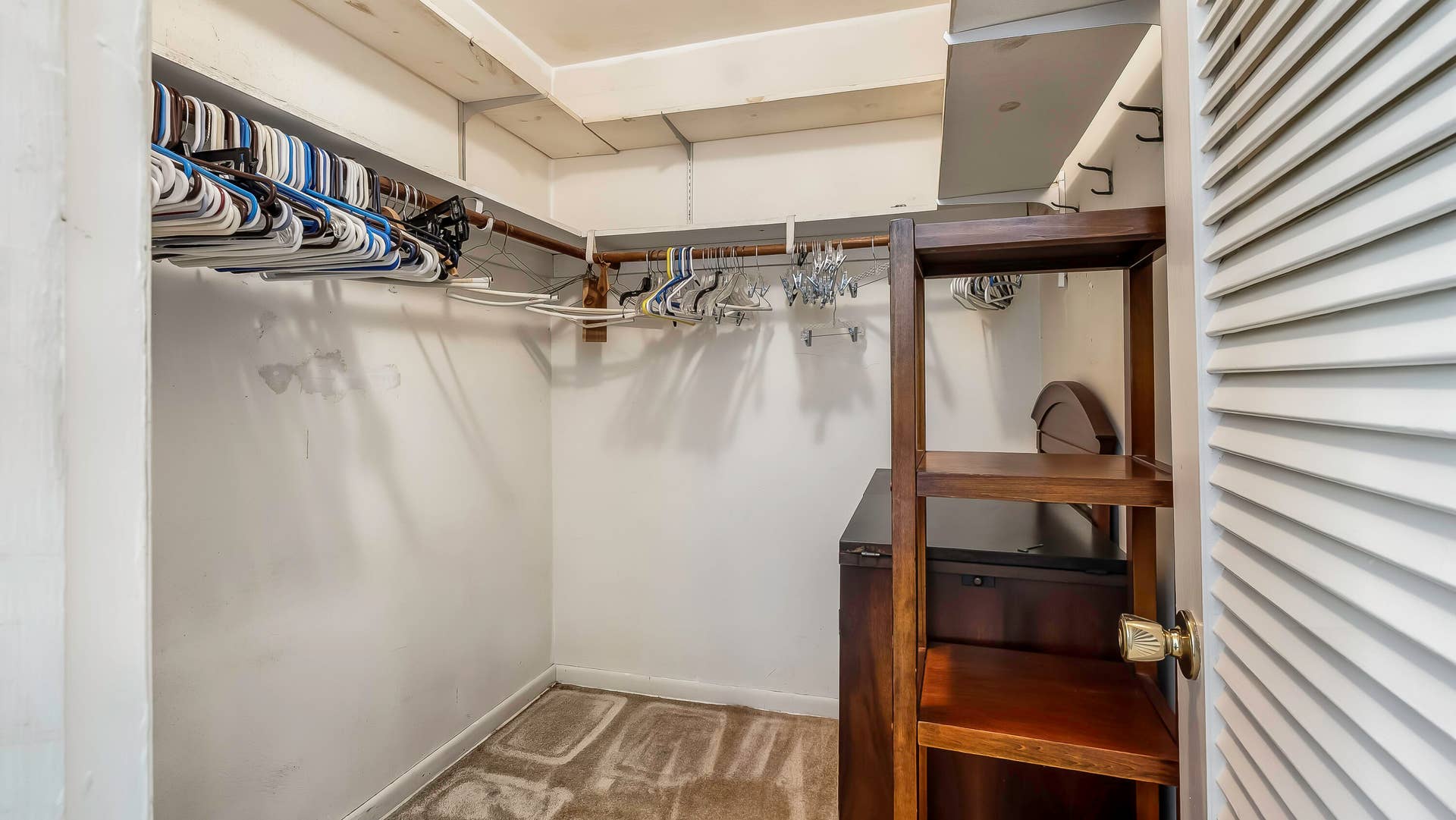 WALK IN CLOSET