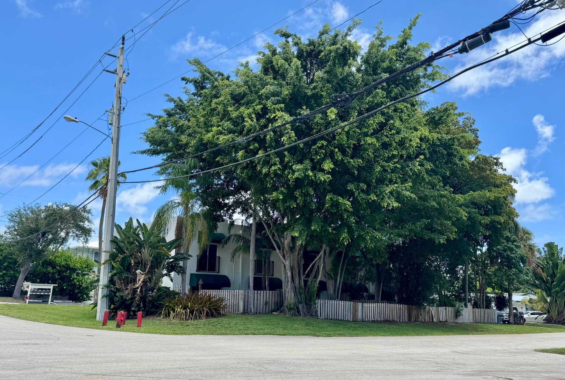 690 SE 23RD Avenue, #4, Pompano Beach, Pompano Beach, FL 33062 Corner of the building