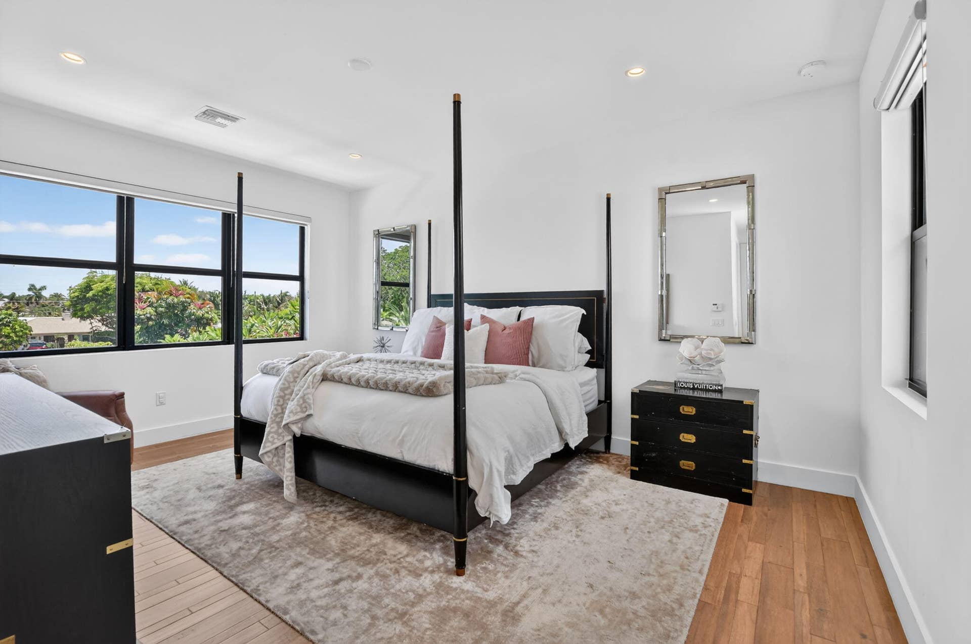 512 Lake Drive, Delray Beach, FL 33444 ON 2ND FLOOR