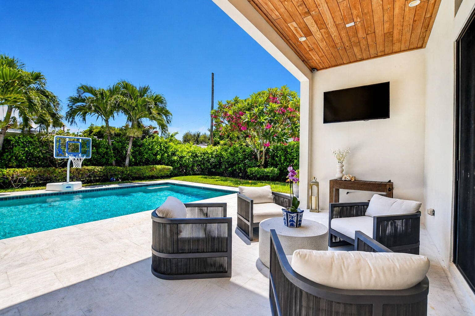 512 Lake Drive, Delray Beach, FL 33444 COVERED LOGGIA