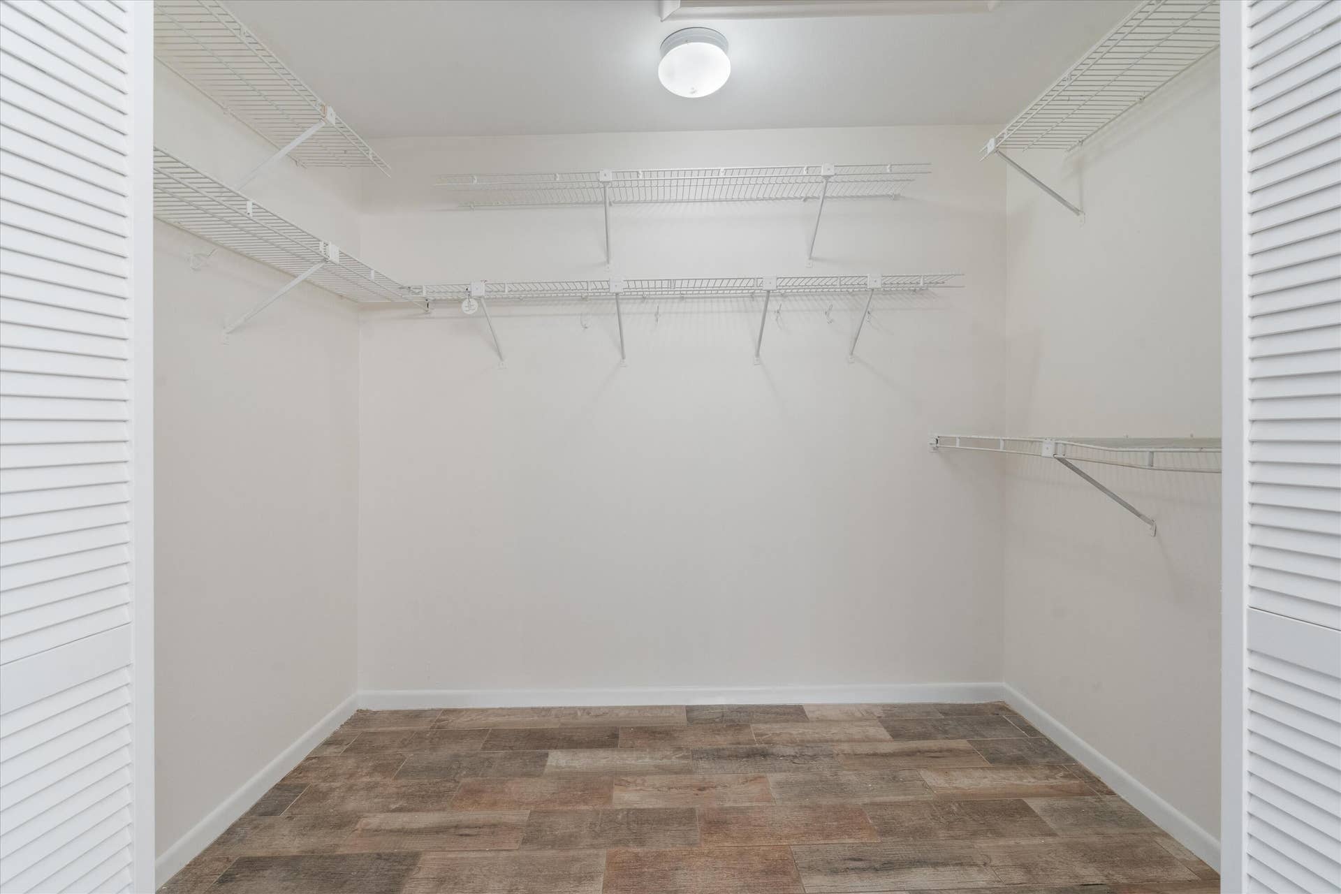 MASTER WALK-IN CLOSET