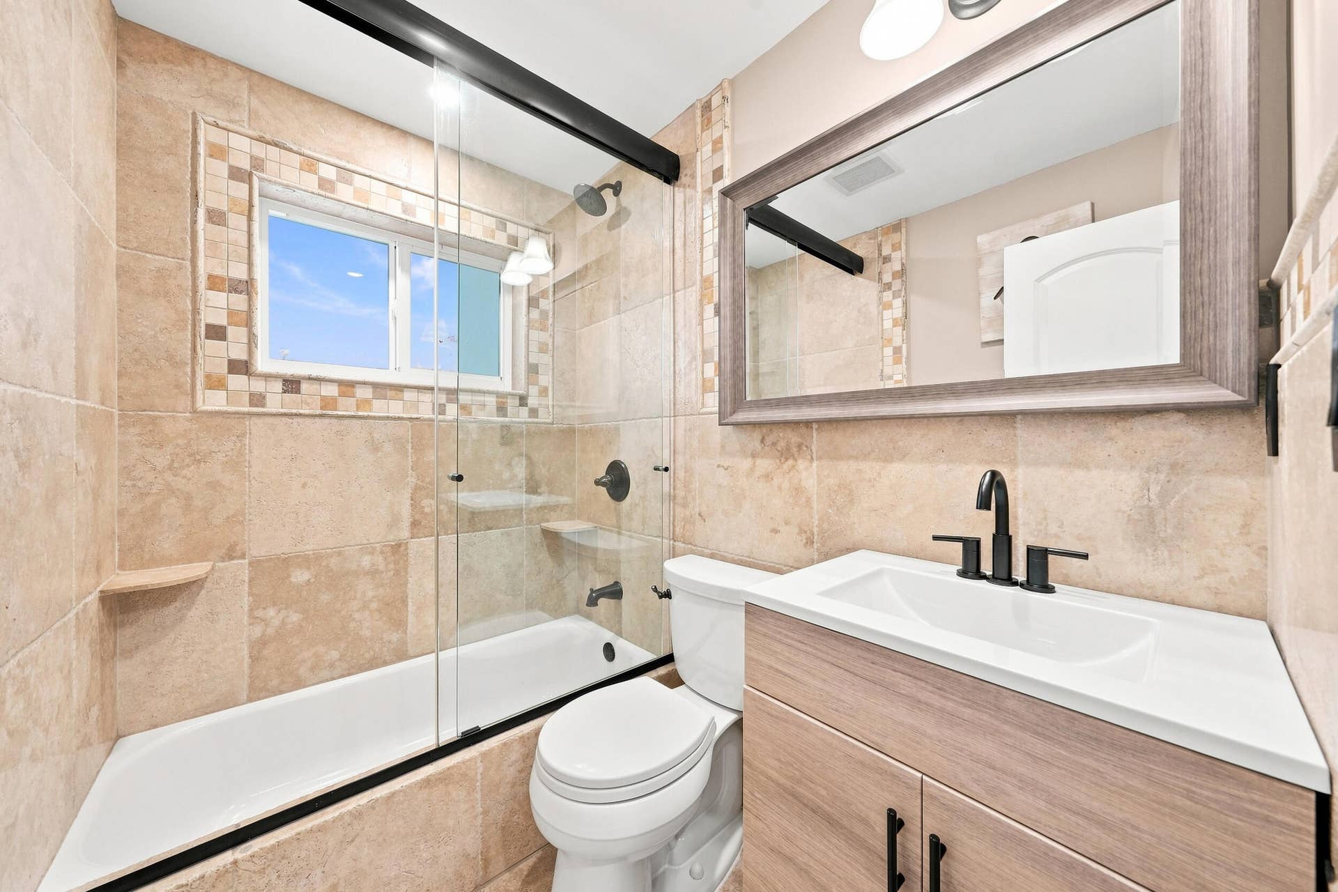 2010 NE 31ST Street, Lighthouse Point, FL 33064 Guest Bathroom