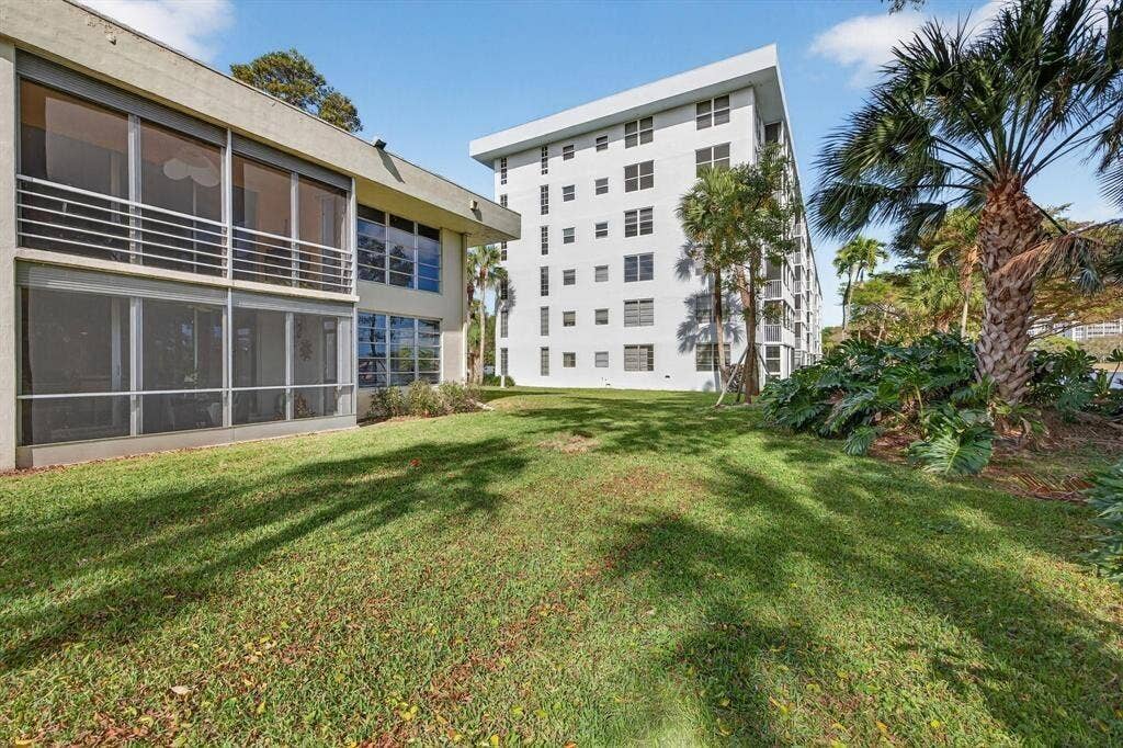 3200 N Course Lane, #116, Pompano Beach, FL 33069 Back of Unit