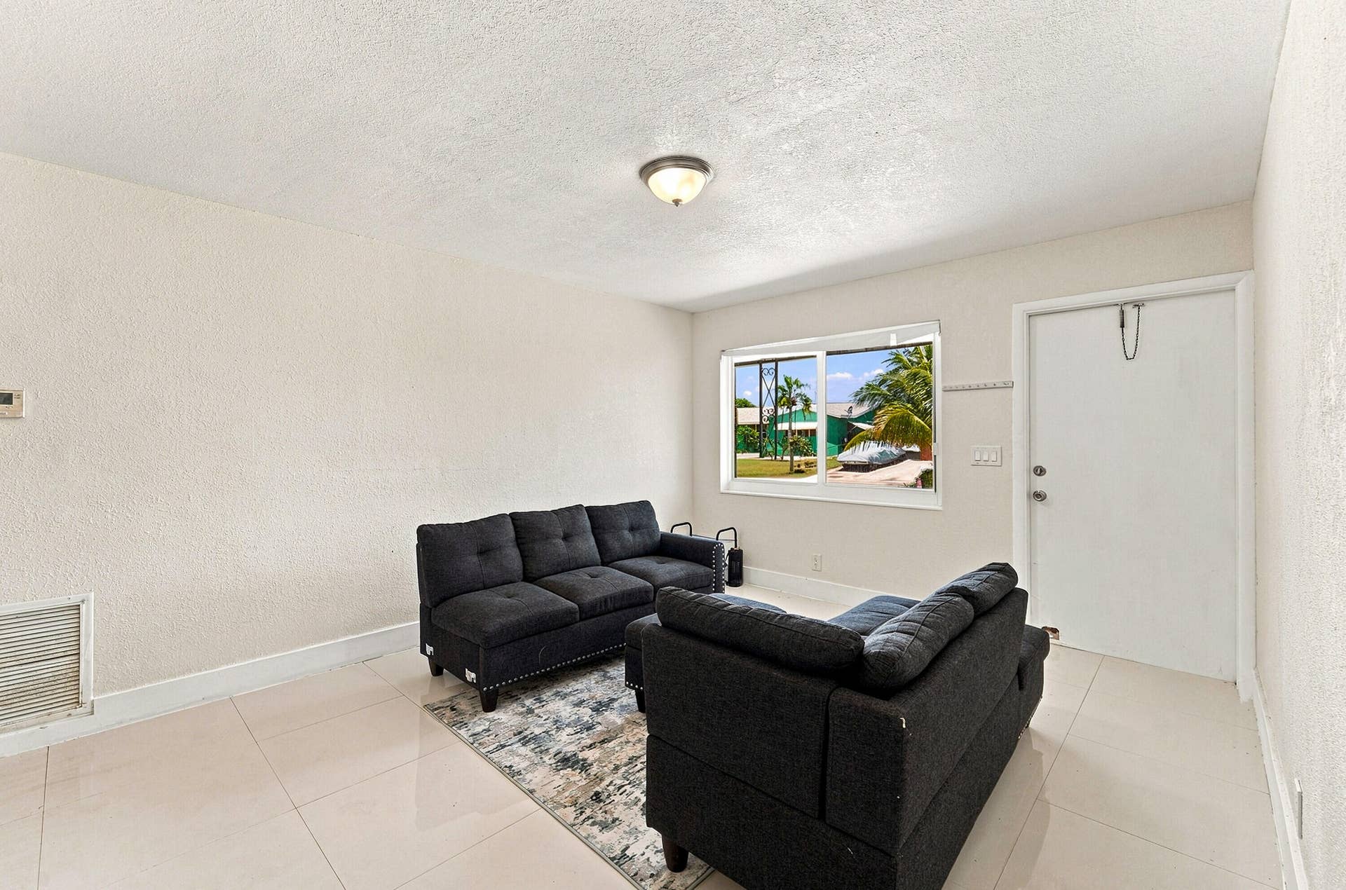 1010 Pinetree Drive, Lantana, FL 33462 02_living room