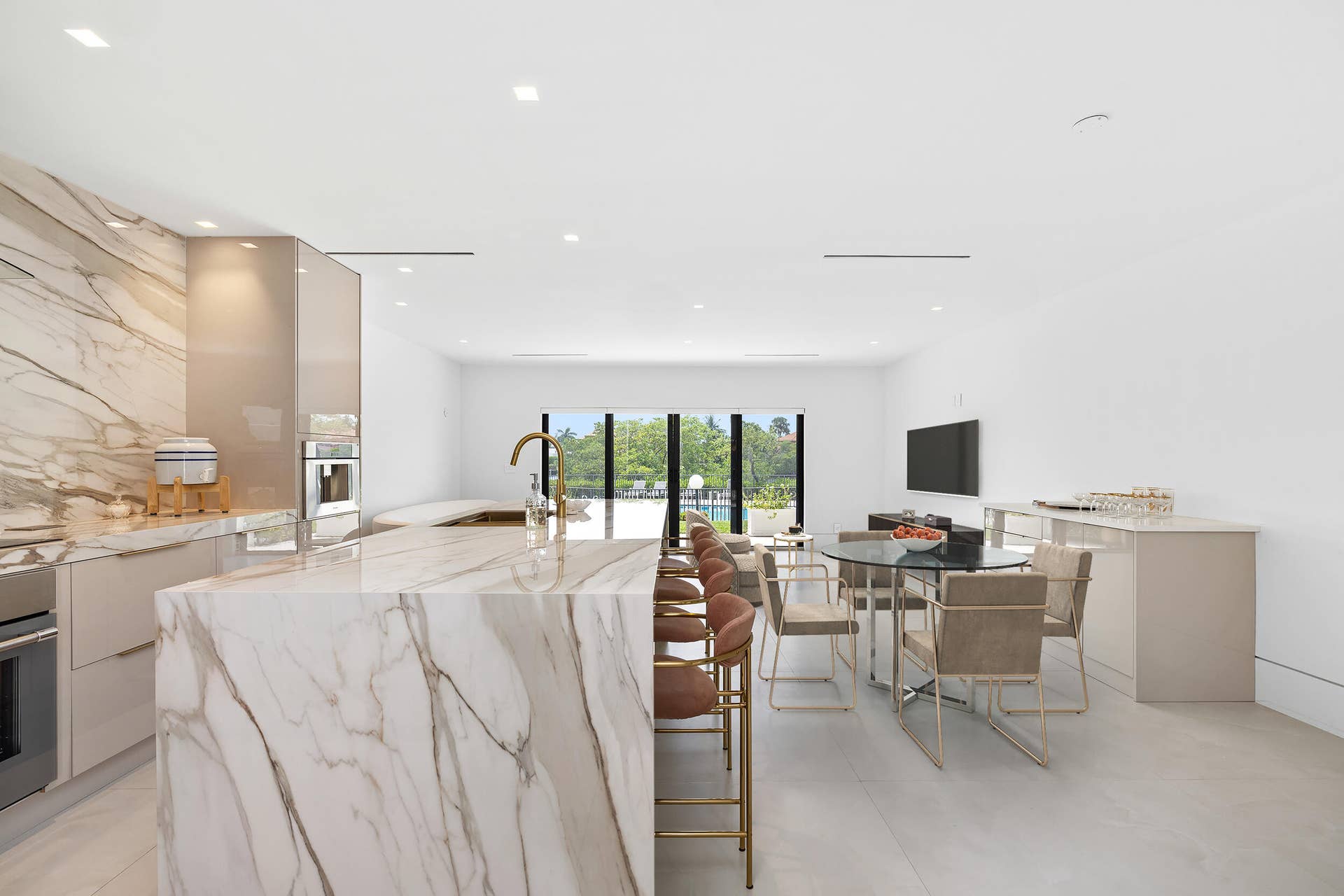 3474 S OCEAN Boulevard, #10, Palm Beach, FL 33480 built-in custom bar cabinetry and dining area