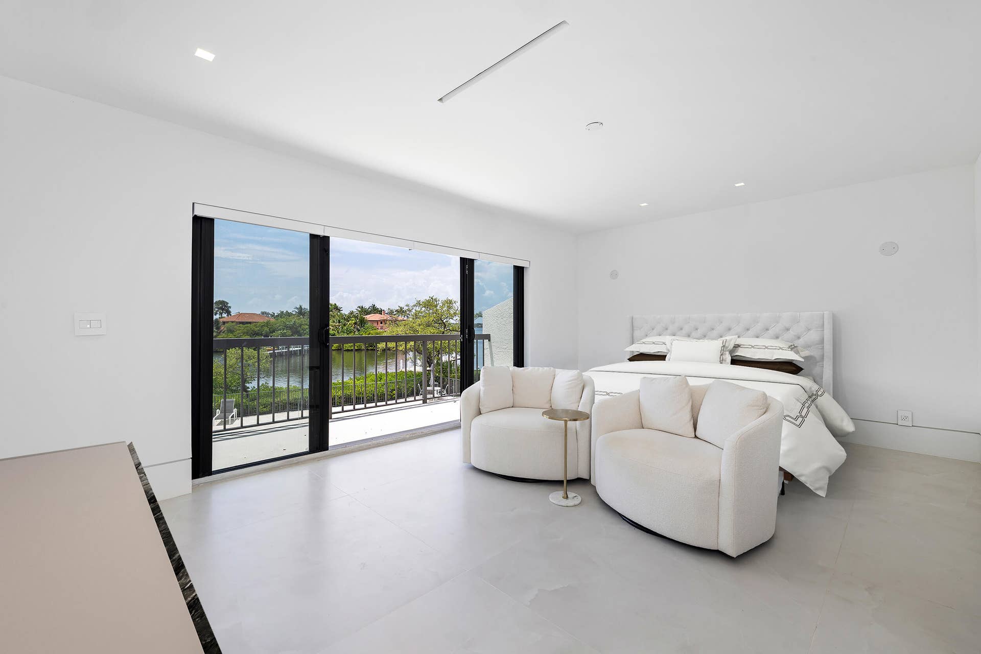 3474 S OCEAN Boulevard, #10, Palm Beach, FL 33480 Large Second Story Master Suite