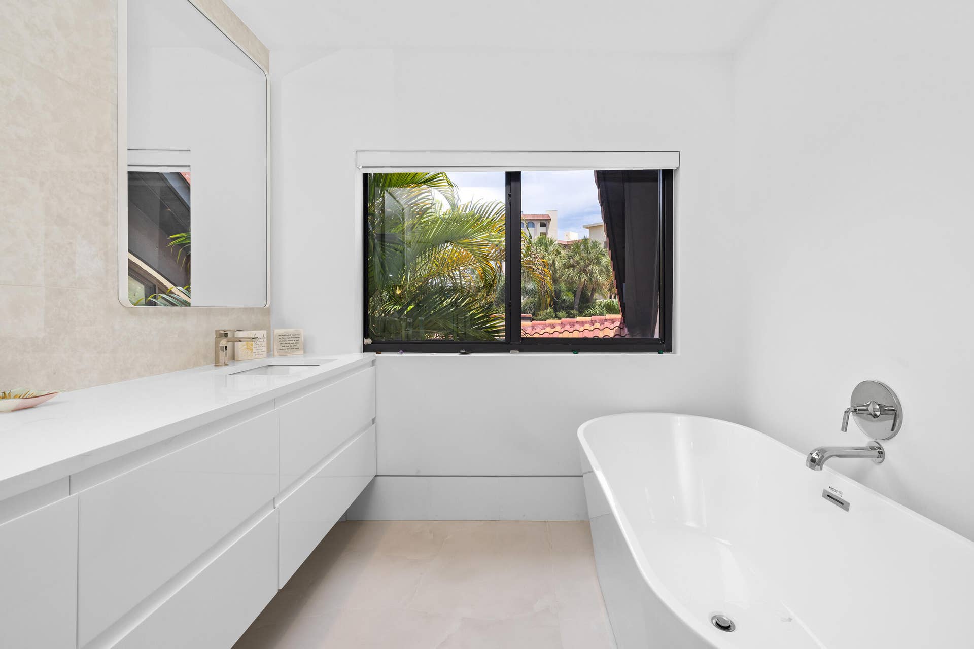 3474 S OCEAN Boulevard, #10, Palm Beach, FL 33480 Deep Sunken Tub & Crosswater London Fixtures