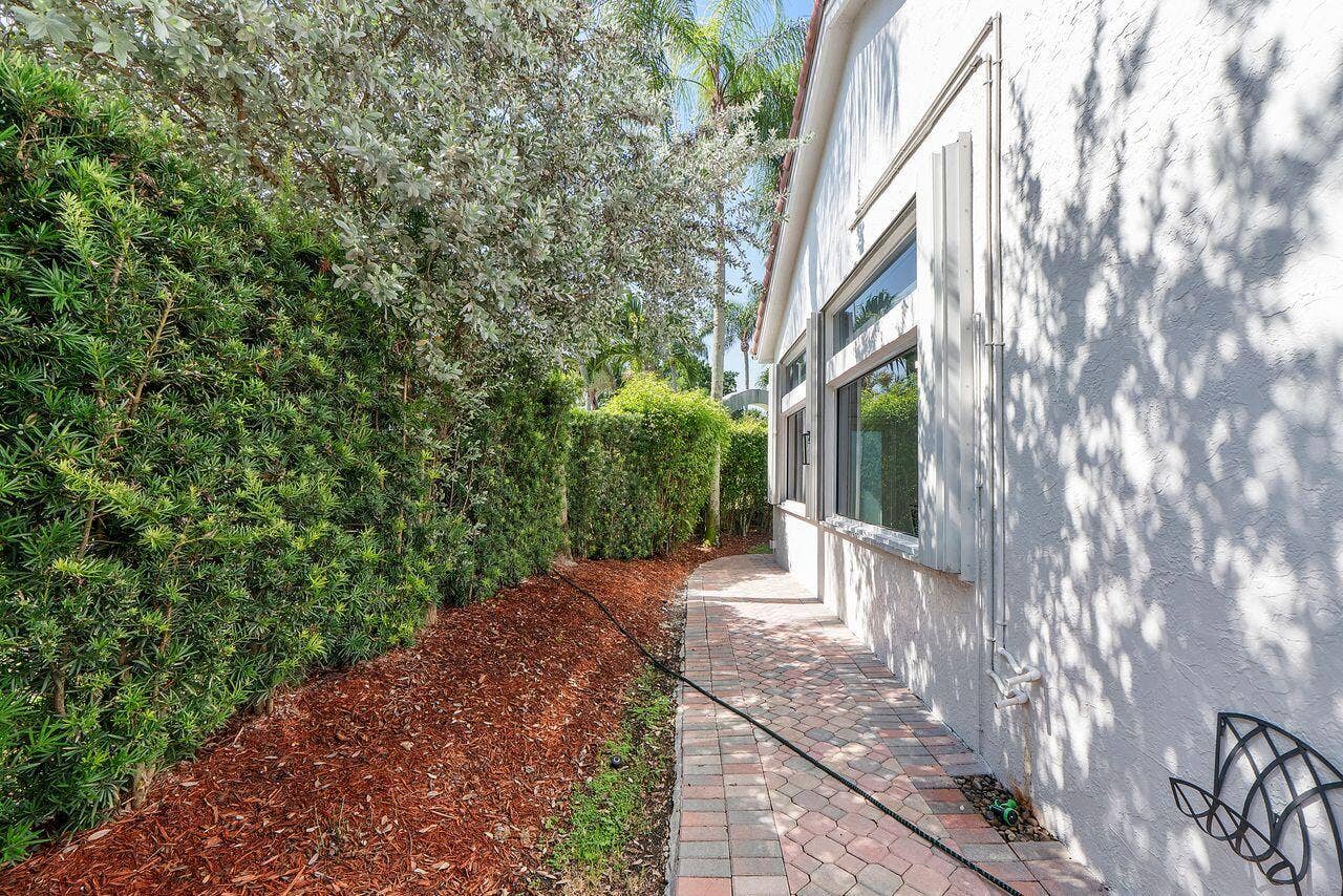1081 BEL AIRE Drive E, Pembroke Pines, FL 33027 1081_Bel_Aire_Dr_E_065