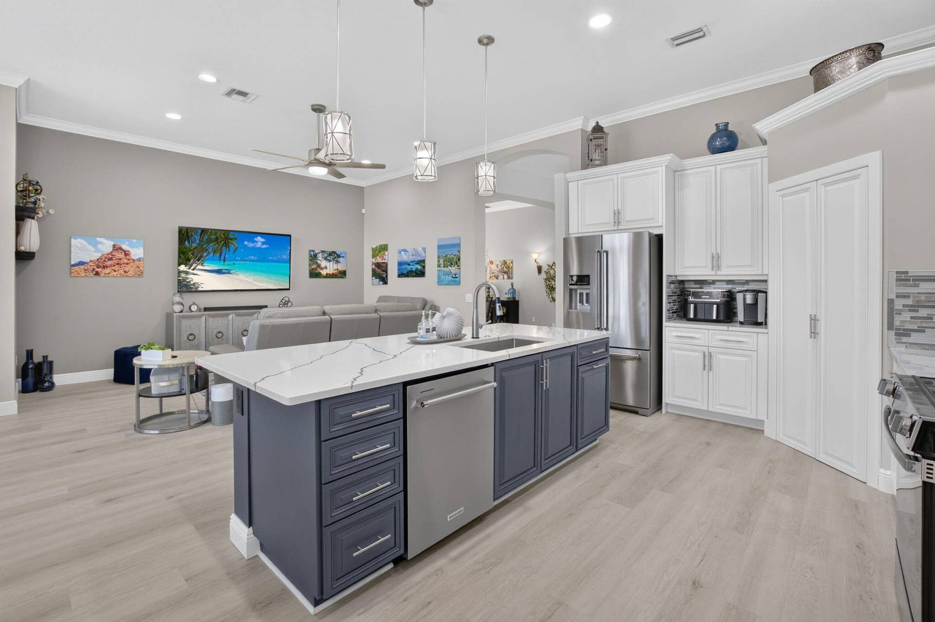 7326 Cortes Lake Drive, Delray Beach, FL 33446 KITCHEN LOOKING INTO FAMILY ROOM