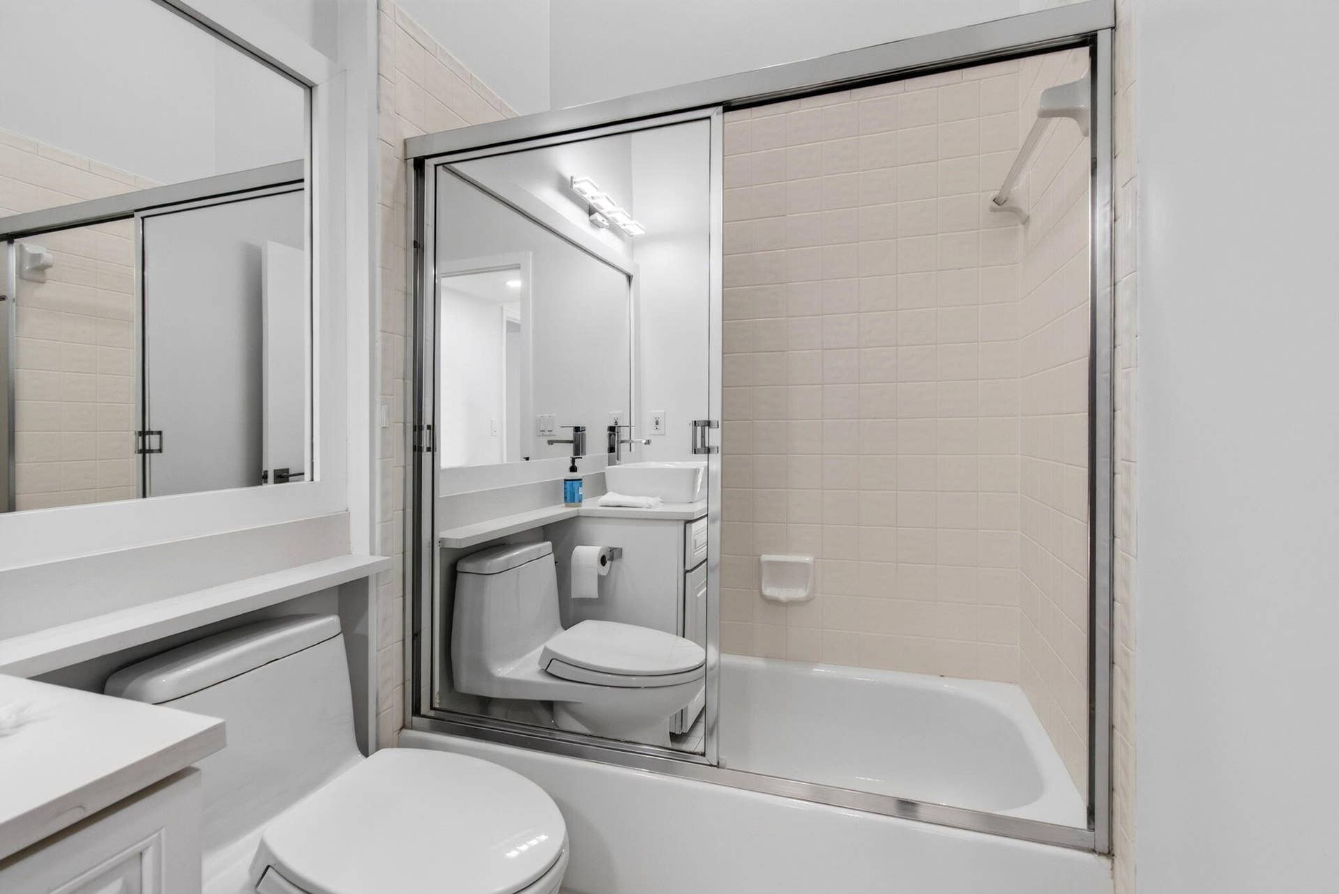 15441 Strathearn Drive, Delray Beach, FL 33446 with Combined Tub / Shower