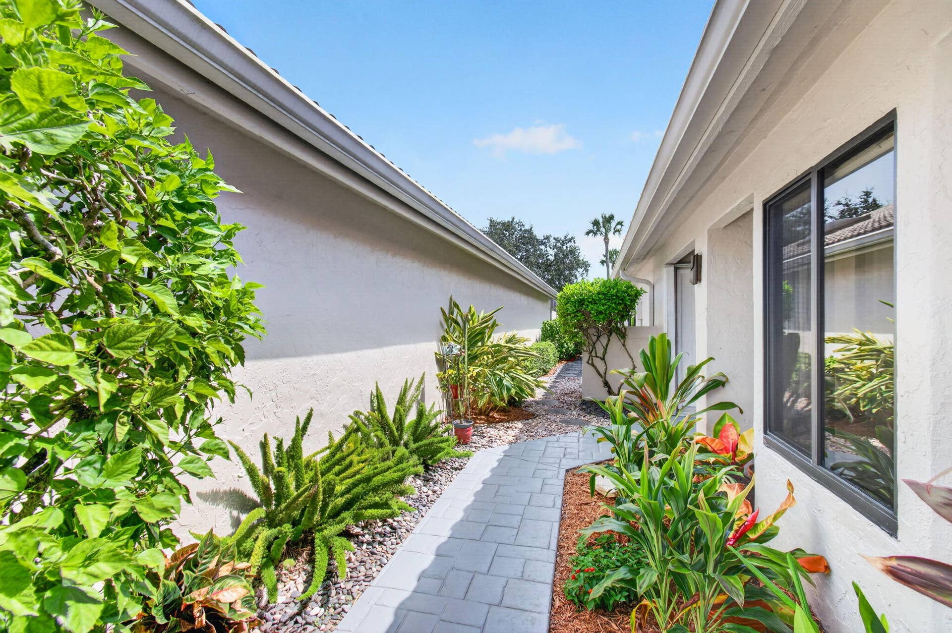 15441 Strathearn Drive, Delray Beach, FL 33446 Path to Back Yard