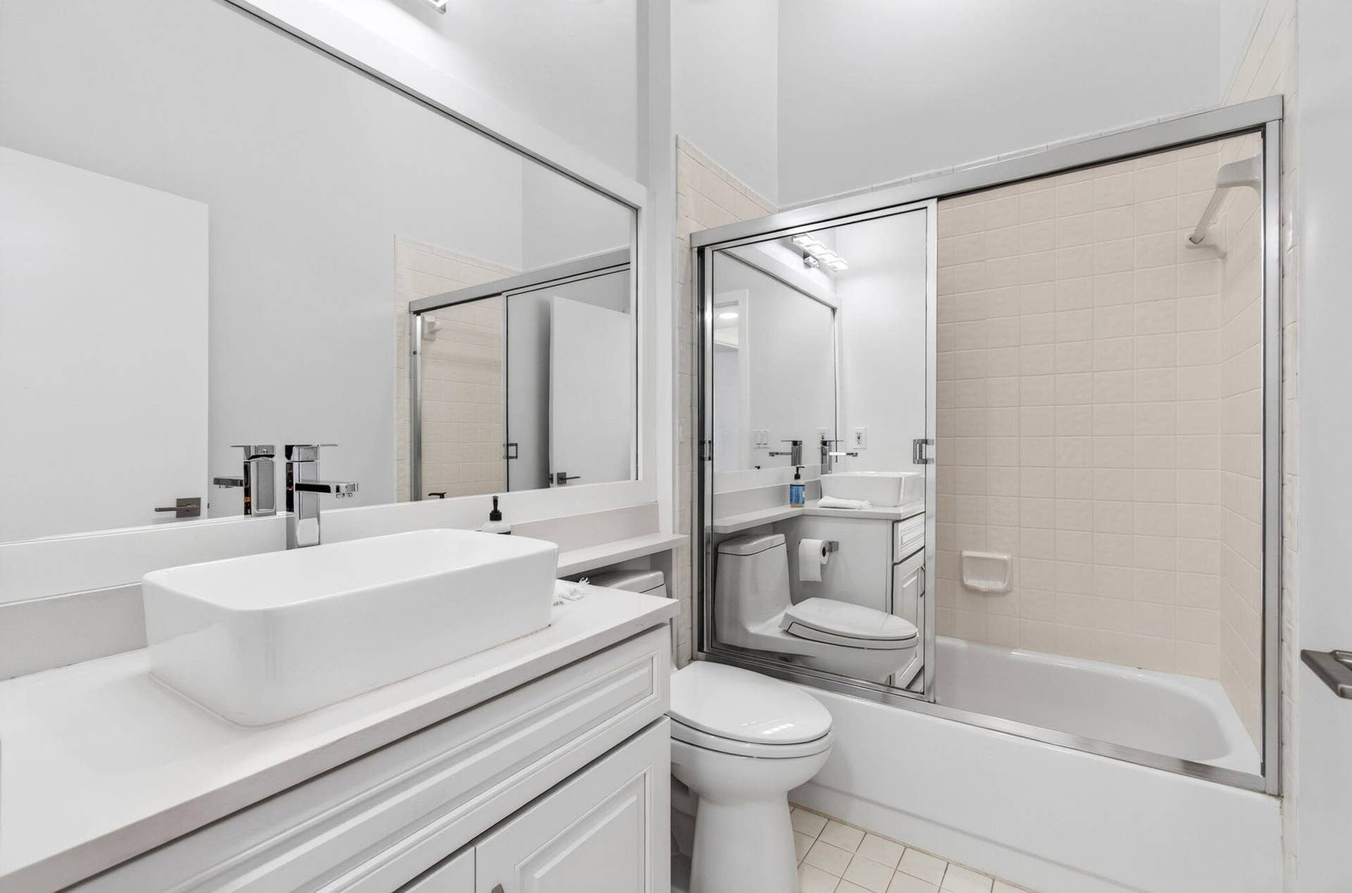 15441 Strathearn Drive, Delray Beach, FL 33446 with Combined Tub / Shower