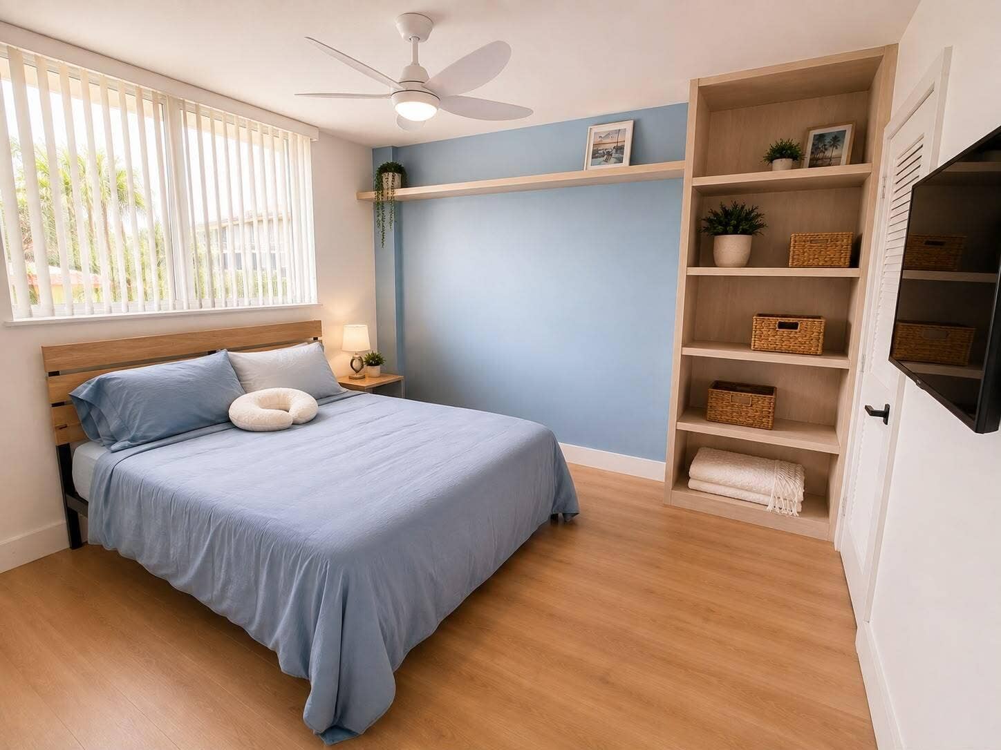 4502 N Federal Highway, #231D, Lighthouse Point, FL 33064 guest bed