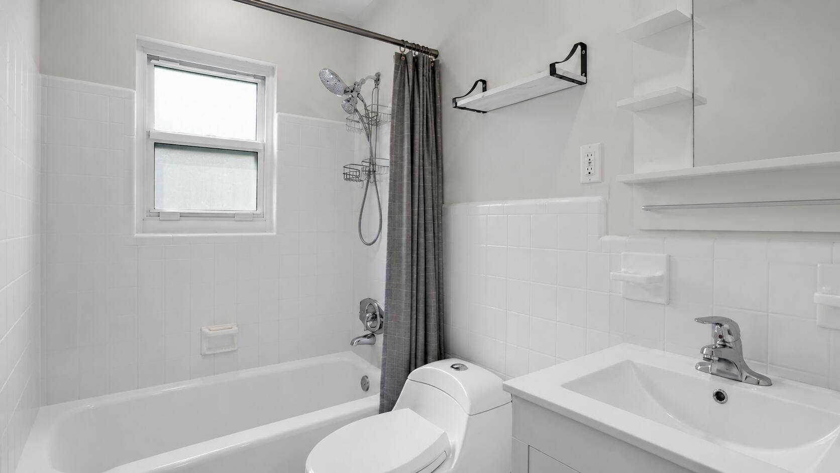 935 Nautilus Isle, Dania Beach, FL 33004 935 Chat guest bathroom 2